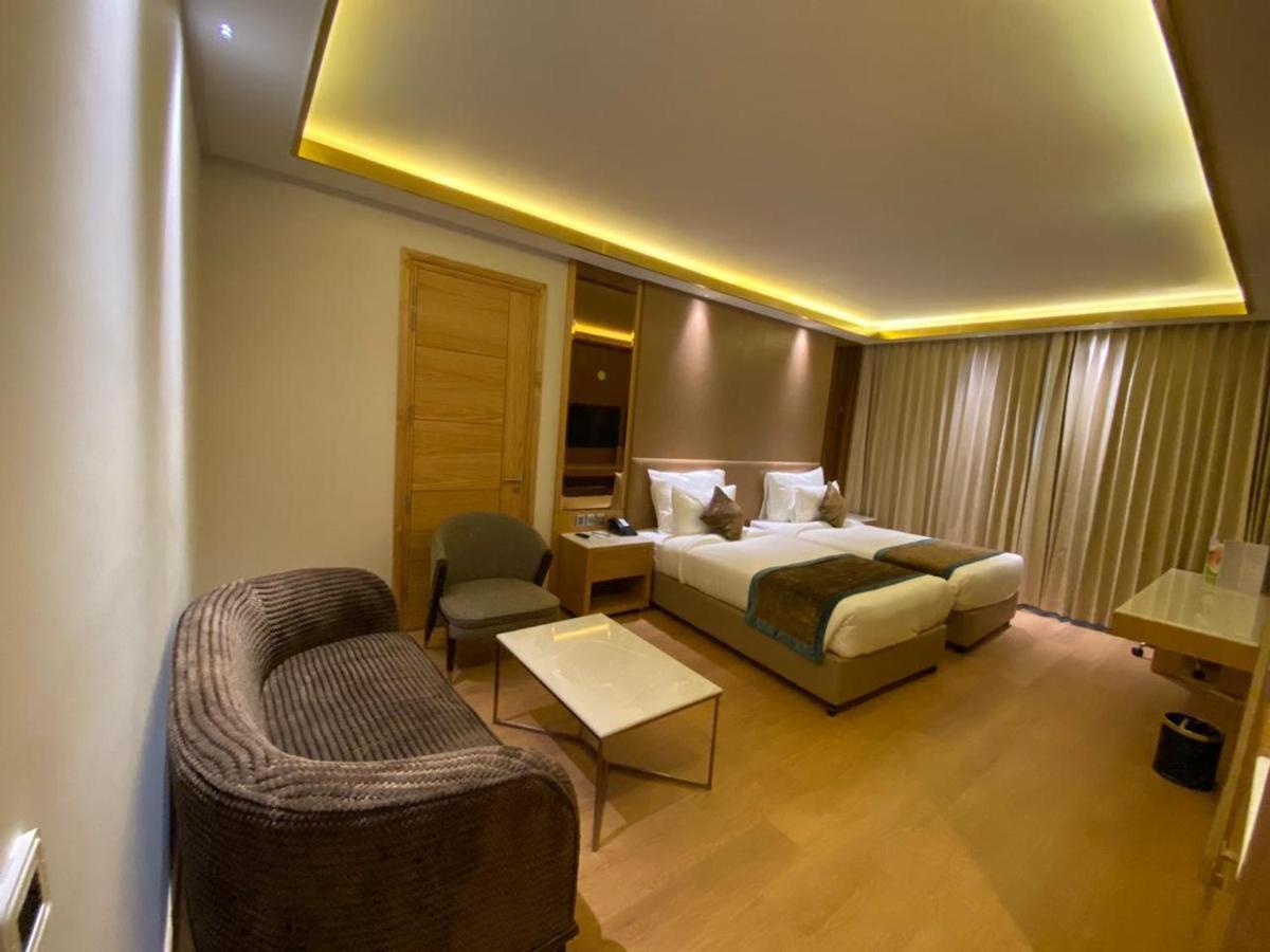 NIRVANA Hotel Banquets Club Ludhiana Extérieur photo