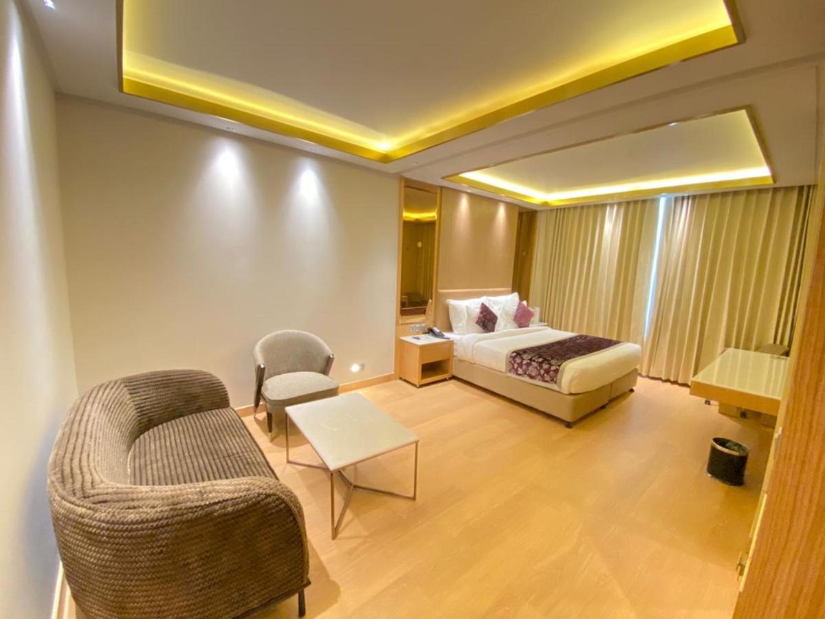 NIRVANA Hotel Banquets Club Ludhiana Extérieur photo